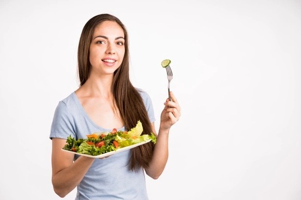 Ilustrasi memakan makanan sehat/ Foto: Freepik.com