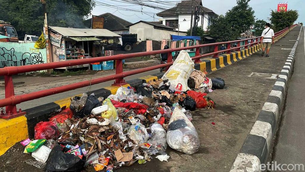 Jorok! Sampah Menumpuk di Flyover Kranji Bekasi