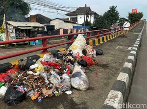 Jorok! Sampah Menumpuk di Flyover Kranji Bekasi