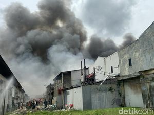 Pabrik Ember di Tangerang Terbakar, Asap Hitam Membubung Tinggi