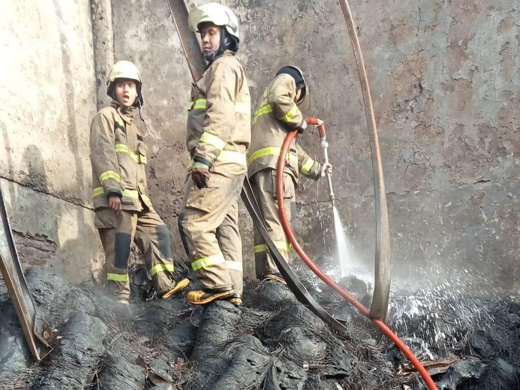 Kebakaran Pabrik Ember di Tangerang Padam, Sumber Api dari Percikan Las Kebakaran Pabrik Ember di Tangerang Padam, Sumber Api dari Percikan Las