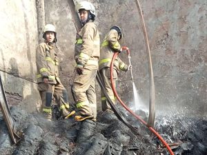 Kebakaran Pabrik Ember di Tangerang Padam, Sumber Api dari Percikan Las Kebakaran Pabrik Ember di Tangerang Padam, Sumber Api dari Percikan Las