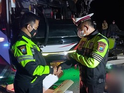 Bus Pariwisata Muat 48 Orang Tabrak Truk di Tol Paspro, Dua Tewas