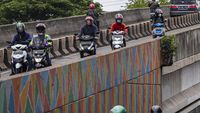 Bandel! Pemotor Masih Nekat Lintasi Flyover Pesing