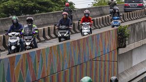 Bandel! Pemotor Masih Nekat Lintasi Flyover Pesing
