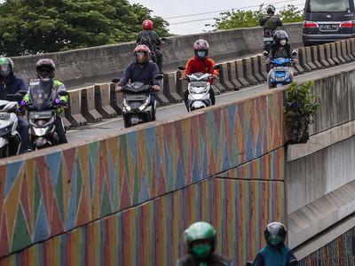 Bandel! Pemotor Masih Nekat Lintasi Flyover Pesing