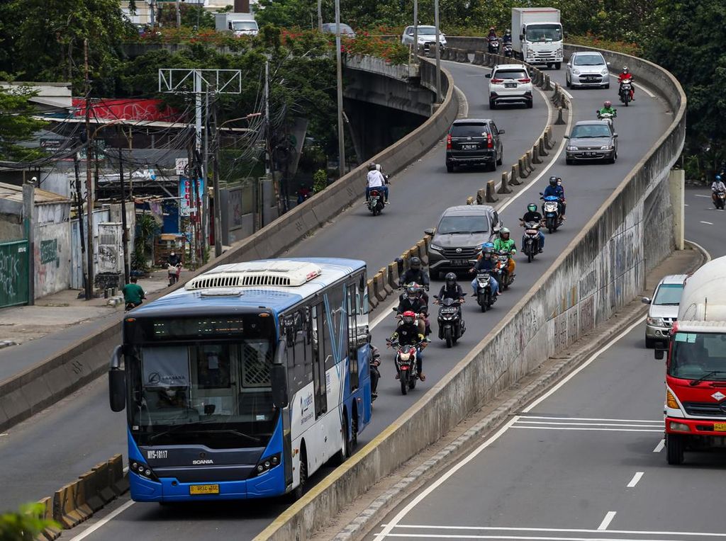 Ironi Sepeda Motor Kecelakaan di Flyover Pesing Lagi Ironi Sepeda Motor Kecelakaan di Flyover Pesing Lagi