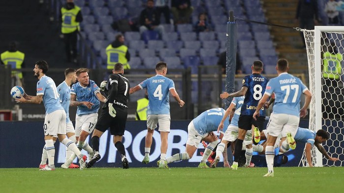 ROME, ITALY - OCTOBER 16: Felipe Anderson of SS Lazio clashes with Denzel Dumfries of FC Internazionale (obscured) during the Serie A match between SS Lazio and FC Internazionale at Stadio Olimpico on October 16, 2021 in Rome, Italy. (Photo by Paolo Bruno/Getty Images)