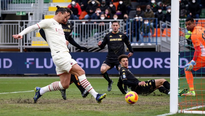 VENICE, ITALY - JANUARY 09: Zlatan Ibrahjomvic of Milan scores the opening goal during the Serie A match between Venezia FC v AC Milan at Stadio Pier Luigi Penzo on January 09, 2022 in Venice, Italy. (Photo by Maurizio Lagana/Getty Images)