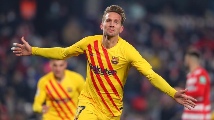 GRANADA, SPAIN - JANUARY 08: Luuk de Jong of FC Barcelona celebrates after scoring their teams first goal during the La Liga Santader match between Granada CF and FC Barcelona at the Nuevo Estadio de Los Cármenes in Granada, Spain (Photo by Fran Santiago/Getty Images)