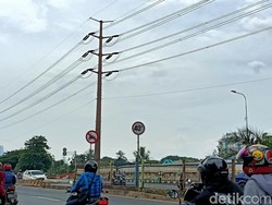 Bandel! Banyak Pengendara Roda Dua Masih Melintas di Flyover Pesing