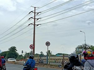 Bandel! Banyak Pengendara Roda Dua Masih Melintas di Flyover Pesing Bandel! Banyak Pengendara Roda Dua Masih Melintas di Flyover Pesing