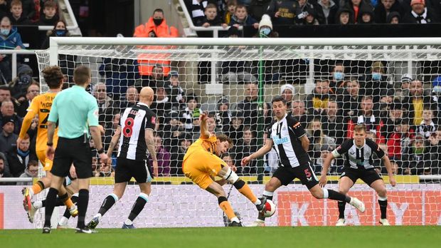 NEWCASTLE UPON TYNE, ENGLAND - JANUARY 08: Cambridge striker Joe Ironside shoots to score the winning goal during the Emirates FA Cup Third Round match between Newcastle United and Cambridge United at St James' Park on January 08, 2022 in Newcastle upon Tyne, England. (Photo by Stu Forster/Getty Images)
