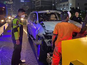 Hindari Mobil Box, Pajero Putih Terguling di Tol Dalam Kota