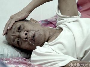 Kondisi Terkini Pak Ogah yang Terbaring di Tempat Tidur Kondisi Terkini Pak Ogah yang Terbaring di Tempat Tidur