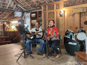 Alasan Pasutri Pengamen Viral Selalu Nyanyi Keroncong: Musiknya Sudah Langka Alasan Pasutri Pengamen Viral Selalu Nyanyi Keroncong: Musiknya Sudah Langka