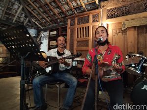 Kenalan dengan Pengamen Keroncong Asal Malang yang Dipuji Addie MS Kenalan dengan Pengamen Keroncong Asal Malang yang Dipuji Addie MS