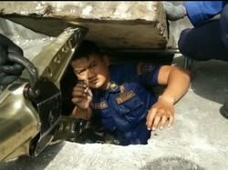 Petugas Damkar Jakut Nyebur ke Selokan demi Ambil Kunci Mobil Warga