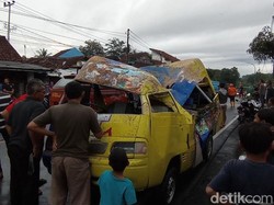 Si Tayo Ringsek Ditimpa Pohon Tumbang, Sopir Alami Luka Berat