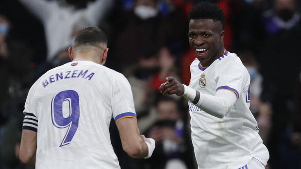 Real Madrid vs Valencia Soccer Football - LaLiga - Real Madrid v Valencia - Santiago Bernabeu, Madrid, Spain - January 8, 2022 Real Madrid's Vinicius Junior celebrates scoring their second goal with Karim Benzema REUTERS/Susana Vera