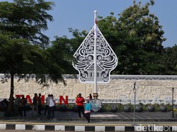 Membaca Makna Relief Raksasa di Taman Sejarah Majalengka