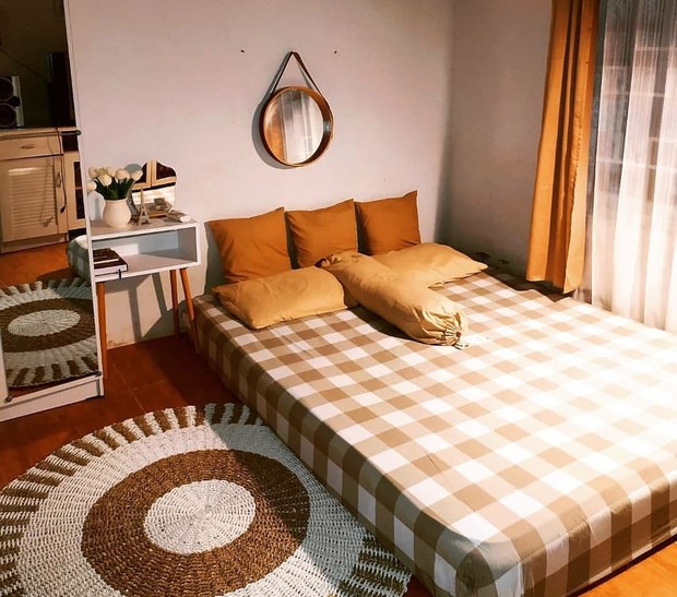 Sprei motif kotak-kotak warna teracota/Foto: Instagram.com/rumahbaya tips dekorasi kamar estetik ala Korea yang murah