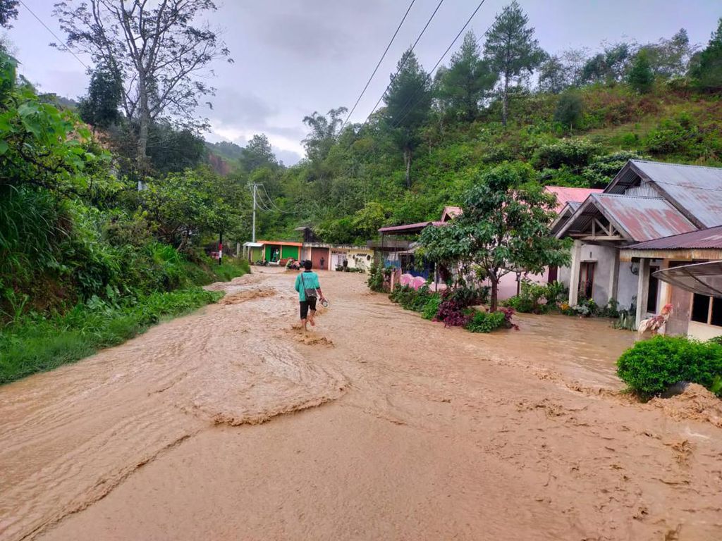 Banjir di Solok Sumatera Barat, 3 Rumah-Jembatan Rusak