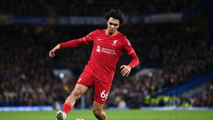 LONDON, ENGLAND - JANUARY 02:  Trent Alexander-Arnold of Liverpool controls the ball during the Premier League match between Chelsea  and  Liverpool at Stamford Bridge on January 02, 2022 in London, England. (Photo by Shaun Botterill/Getty Images)