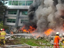 Kebakaran Puing-puing di Cempaka Putih Jakpus, Asap Hitam Membubung