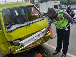 Angkot Oleng Tabrak Pohon di Lembang, Sopir Meninggal Dunia