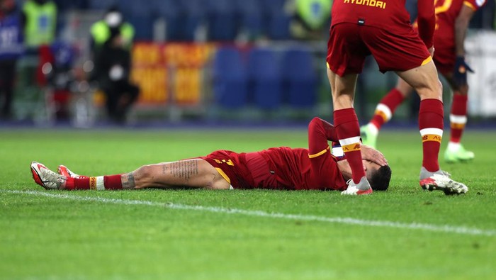 ROME, ITALY - JANUARY 09: Lorenzo Pellegrini of AS Roma reacts after missing a penalty during the Serie A match between AS Roma v Juventus at Stadio Olimpico on January 09, 2022 in Rome, Italy. (Photo by Paolo Bruno/Getty Images)
