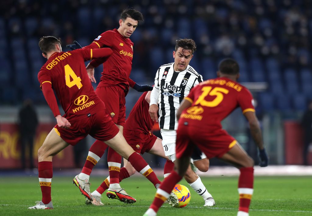 ROME, ITALY - JANUARY 09: Paulo Dybala of Juventus is challenged by Bryan Cristante of AS Roma during the Serie A match between AS Roma v Juventus at Stadio Olimpico on January 09, 2022 in Rome, Italy. (Photo by Paolo Bruno/Getty Images)