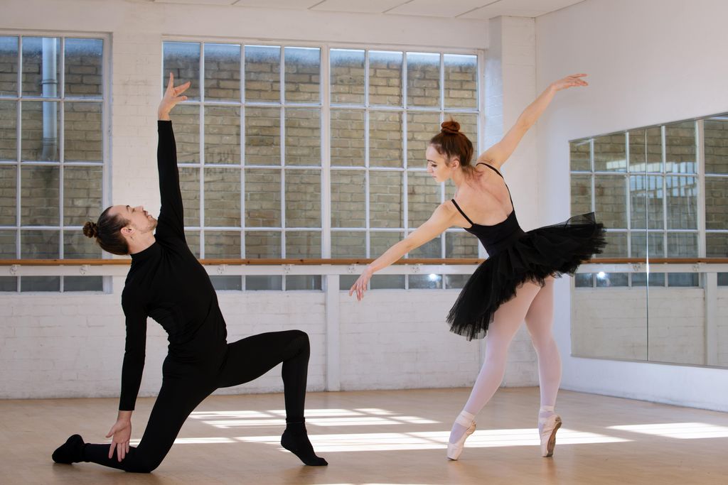 Balet ternyata juga bisa menjadi salah satu pilihan cara untuk menurunkan berat badan lho, Beauties.