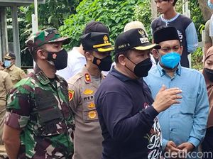 Cek Lokasi Banjir, Bupati Jember Temukan Tumpukan Sampah Sumbat Pintu Air