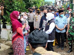 Ke Lokasi Banjir Jember, Khofifah Minta Warga Tak Buang Sampah di Sungai