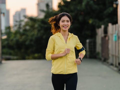 Olahraga khas Korea pertama yang bisa kamu coba adalah Animal Walking.