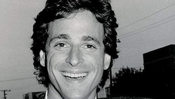 Bob Saget Meninggal Dunia di Usia 65, Intip Gaya Ikoniknya di Serial Full House