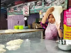 Hebat! Gadis 7 Tahun Ini Pandai Bikin Roti Canai sampai 60 Biji Sehari