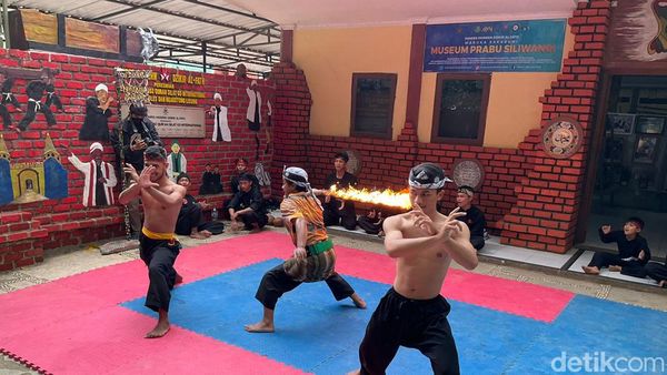 Ponpes Sukabumi Ini Lestarikan Bola Api-Lesung Kesurupan