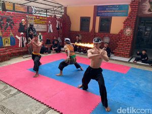 Ponpes Sukabumi Ini Lestarikan Bola Api-Lesung Kesurupan