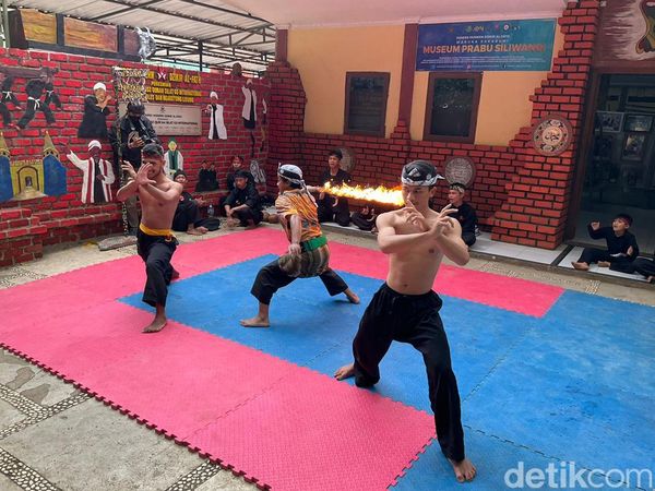 Ponpes Sukabumi Ini Lestarikan Bola Api-Lesung Kesurupan