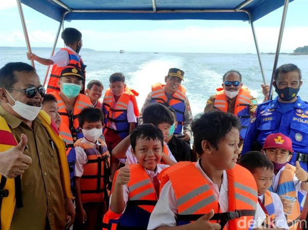 Keceriaan Siswa SD Berwisata Naik Kapal Usai Divaksin di Pangandaran