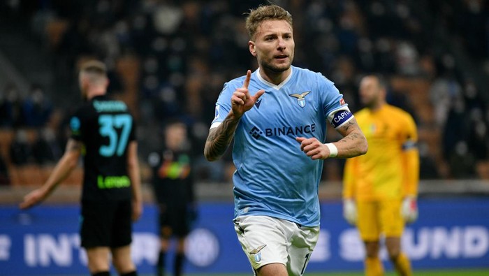 MILAN, ITALY - JANUARY 09: Ciro Immobile of SS Lazio celebrates a frist goal during the Serie A match between FC Internazionale v SS Lazio at Stadio Giuseppe Meazza on January 09, 2022 in Milan, Italy. (Photo by Marco Rosi - SS Lazio/Getty Images)
