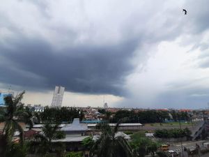 Prakiraan Cuaca Surabaya Hari Ini: Hujan Mengguyur di Siang Hari Prakiraan Cuaca Surabaya Hari Ini: Hujan Mengguyur di Siang Hari