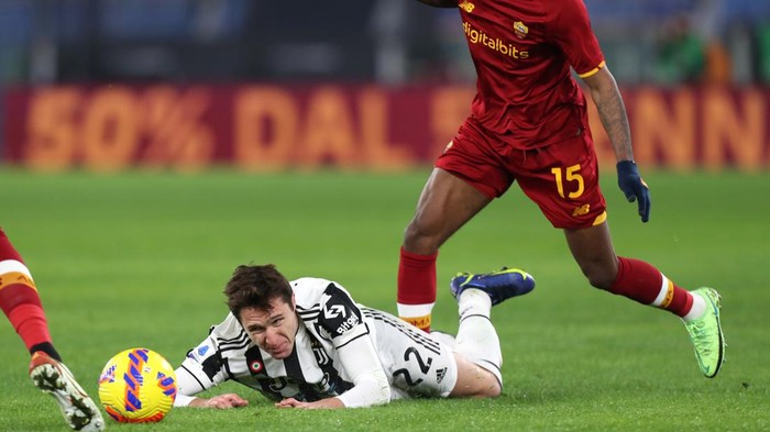 ROME, ITALY - JANUARY 09: Federico Chiesa of Juventus is challenged by Ainsley Maitland-Niles of AS Roma during the Serie A match between AS Roma v Juventus at Stadio Olimpico on January 09, 2022 in Rome, Italy. (Photo by Paolo Bruno/Getty Images)