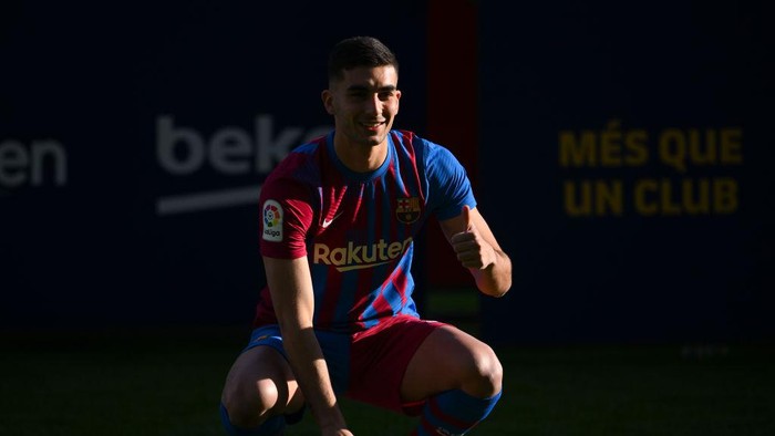BARCELONA, SPAIN - JANUARY 03: Ferran Torres gives his thumbs up as he is presented as a FC Barcelona player at Camp Nou on January 03, 2022 in Barcelona, Spain. (Photo by David Ramos/Getty Images)