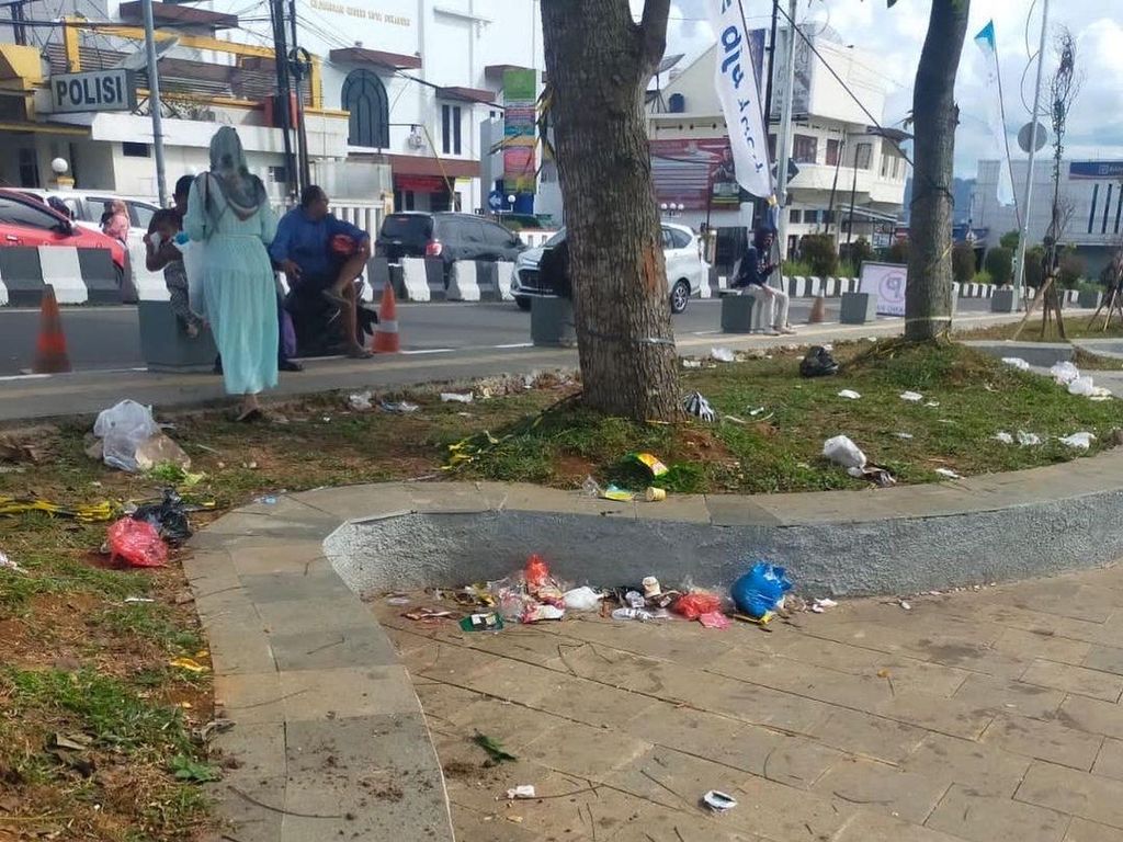 Jorok! Warga Buang Sampah Sembarangan di Alun-alun Kota Sukabumi