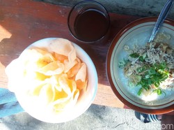 Gurih Mantap! Bubur Ayam Khas Tasikmalaya yang Disajikan Tanpa Kuah