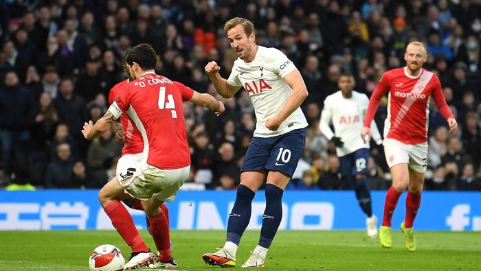 LONDON, ENGLAND - JANUARY 09: Harry Kane of Tottenham Hotspur scores their sides third goal during the Emirates FA Cup Third Round match between Tottenham Hotspur and Morecambe at Tottenham Hotspur Stadium on January 09, 2022 in London, England. (Photo by Alex Davidson/Getty Images)