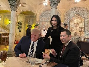 Kala Donald Trump Sapa Jokowi saat Makan Malam Bareng Hary Tanoe Kala Donald Trump Sapa Jokowi saat Makan Malam Bareng Hary Tanoe